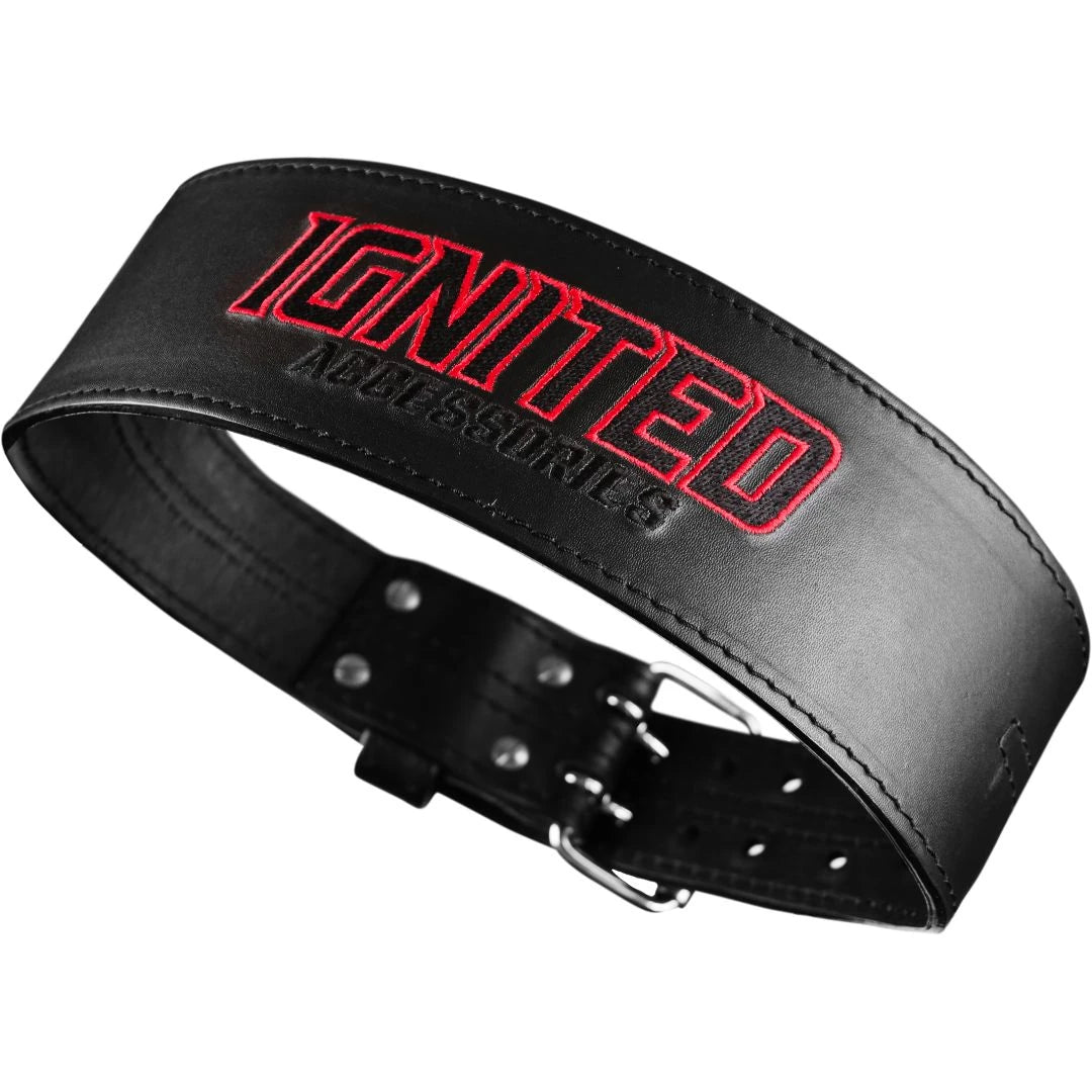 Musta nahkainen Ignited Premium Lever Belt Black -nostovyö, jossa on punainen brodeerattu logo ja tukeva metallisolki.
