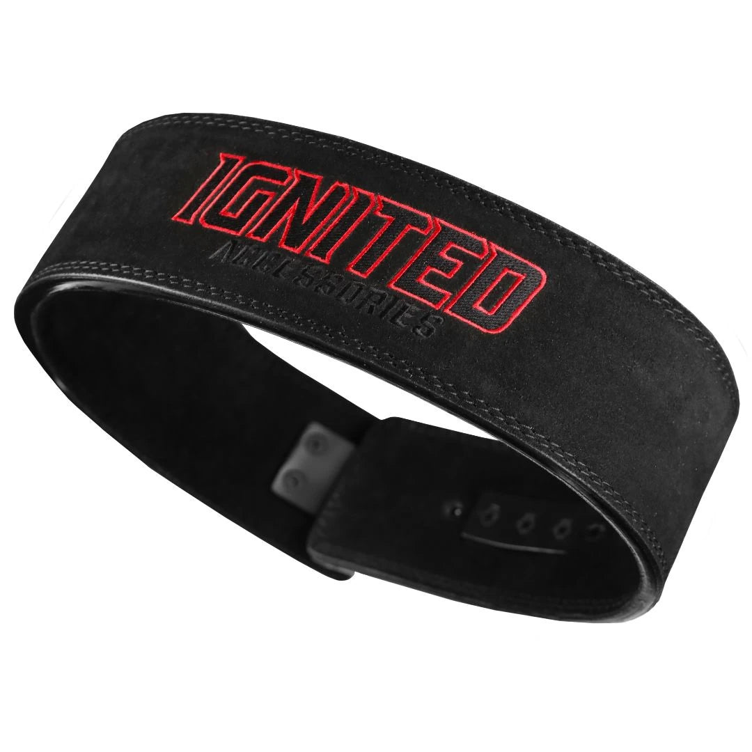 Musta nahkainen Ignited Adjustable Lever Belt Black -treenivyö punaisella logolla raskaisiin nostoihin.