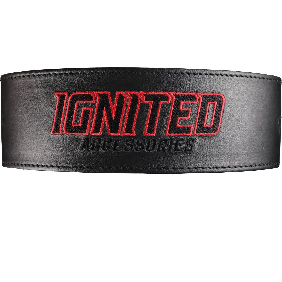 Musta nahkainen Ignited Padded Premium Lifting Belt Black -nostovyö punaisilla ja mustilla kirjailuilla.
