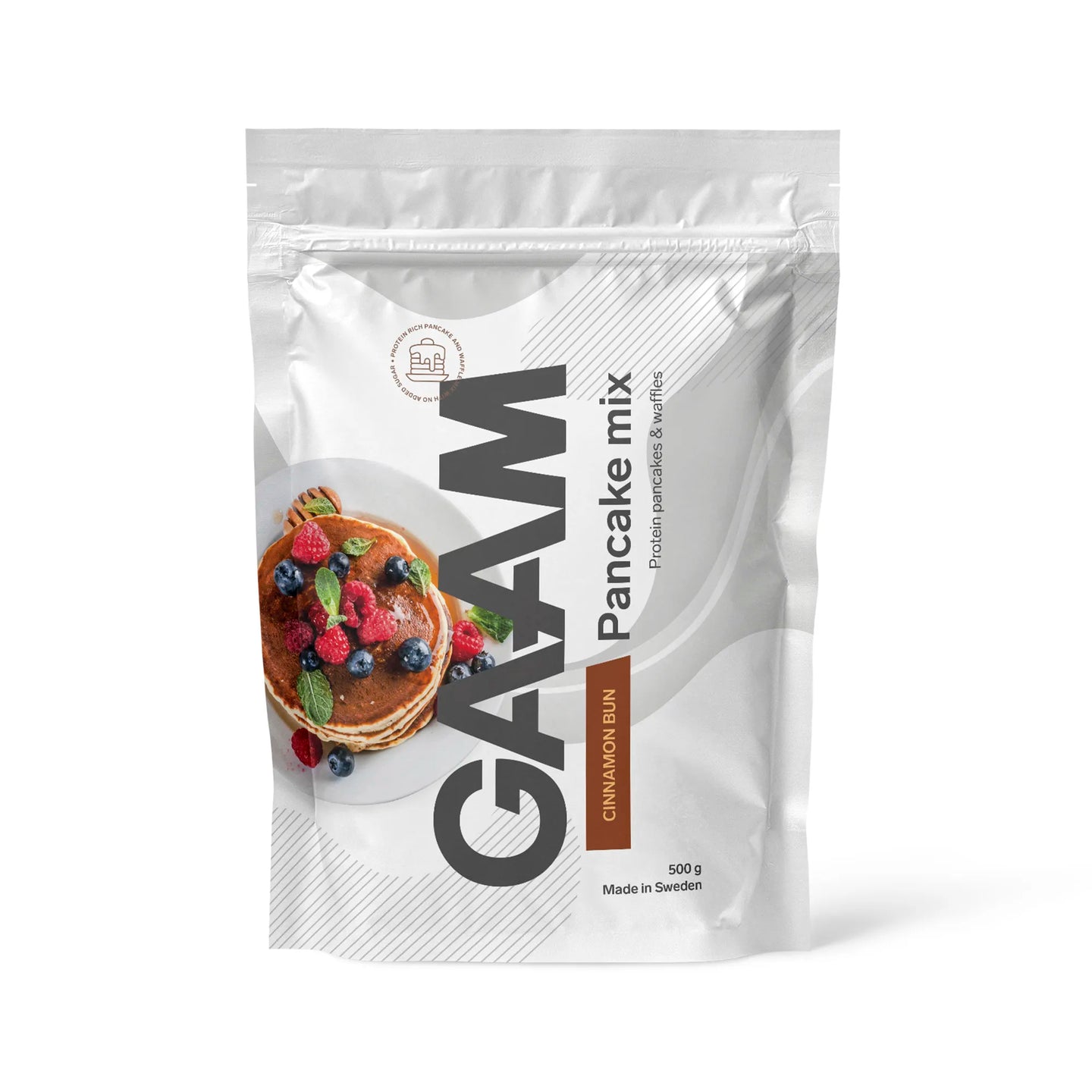 GAAM Pancake Mix 500 g -pannukakkumix valkoisessa pussissa ruskeilla yksityiskohdilla, makuna Cinnamon Bun.