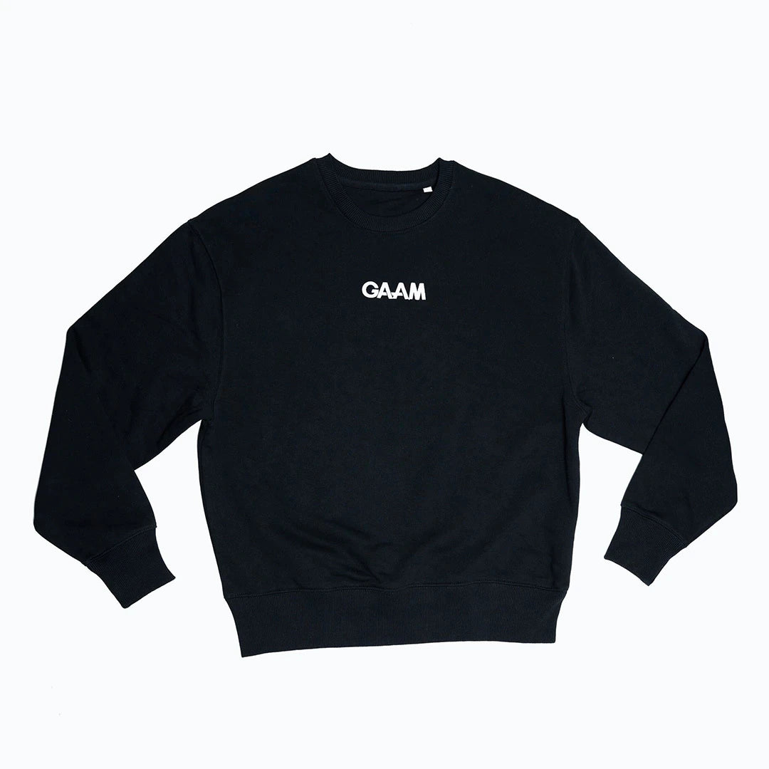 GAAM Sweatshirt Black on tyylikäs musta collegepaita, jonka rinnassa on valkoinen GAAM-logo.