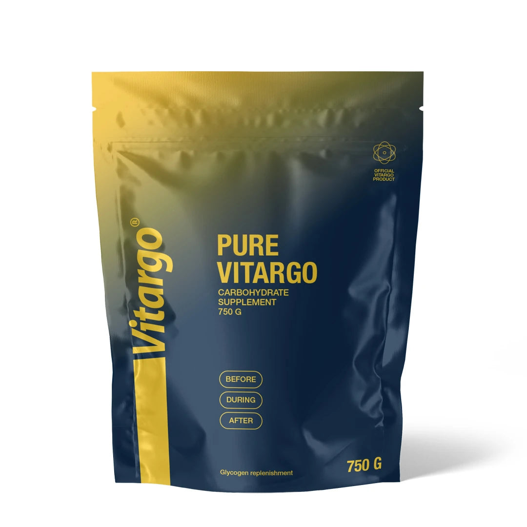 Vitargo Pure 750 g tummansinisessä ja keltaisessa pussissa, maustamaton hiilihydraattijauhe nopeaan energiansaantiin.