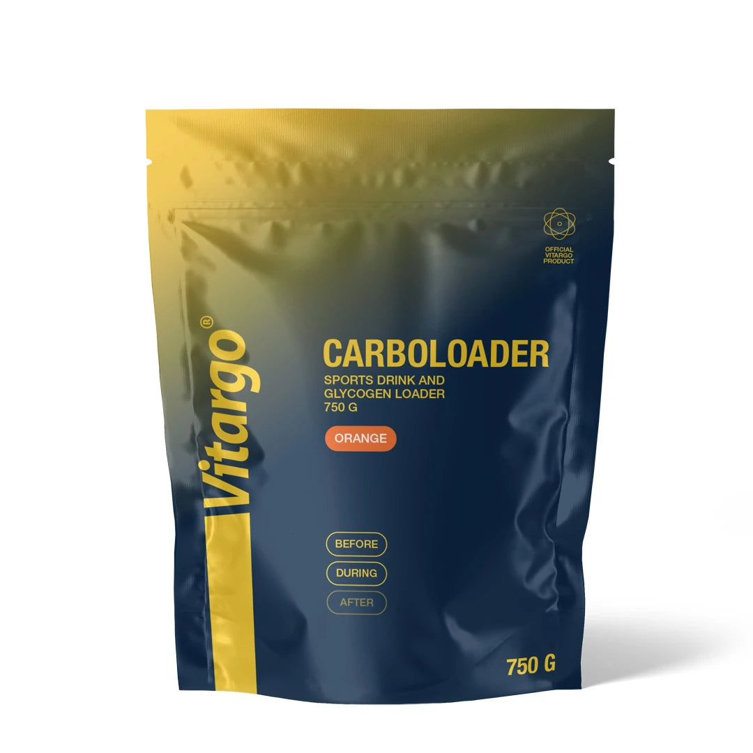 Vitargo Carboloader 750 g -urheilujuomajauhe tummansinisessä pussissa keltaisilla yksityiskohdilla, makuna appelsiini.