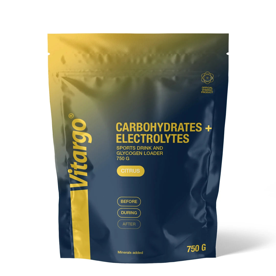 Tummansininen pussi keltaisilla yksityiskohdilla, joka sisältää jauhemaista Vitargo Carb + Electrolytes 750 g -urheilujuomaa Citrus-maussa.