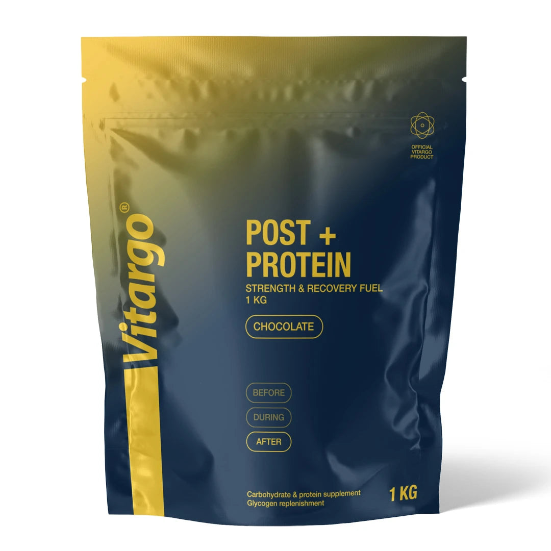 Vitargo Post Protein 1 kg -palautumisjauhe tummansinisessä pussissa keltaisilla yksityiskohdilla, makuna Chocolate.