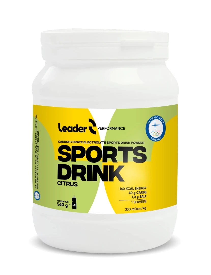 Valkoinen purkki Leader Performance Sport Drink 540 g -urheilujuomajauhetta keltaisella etiketillä, makuna Citrus.