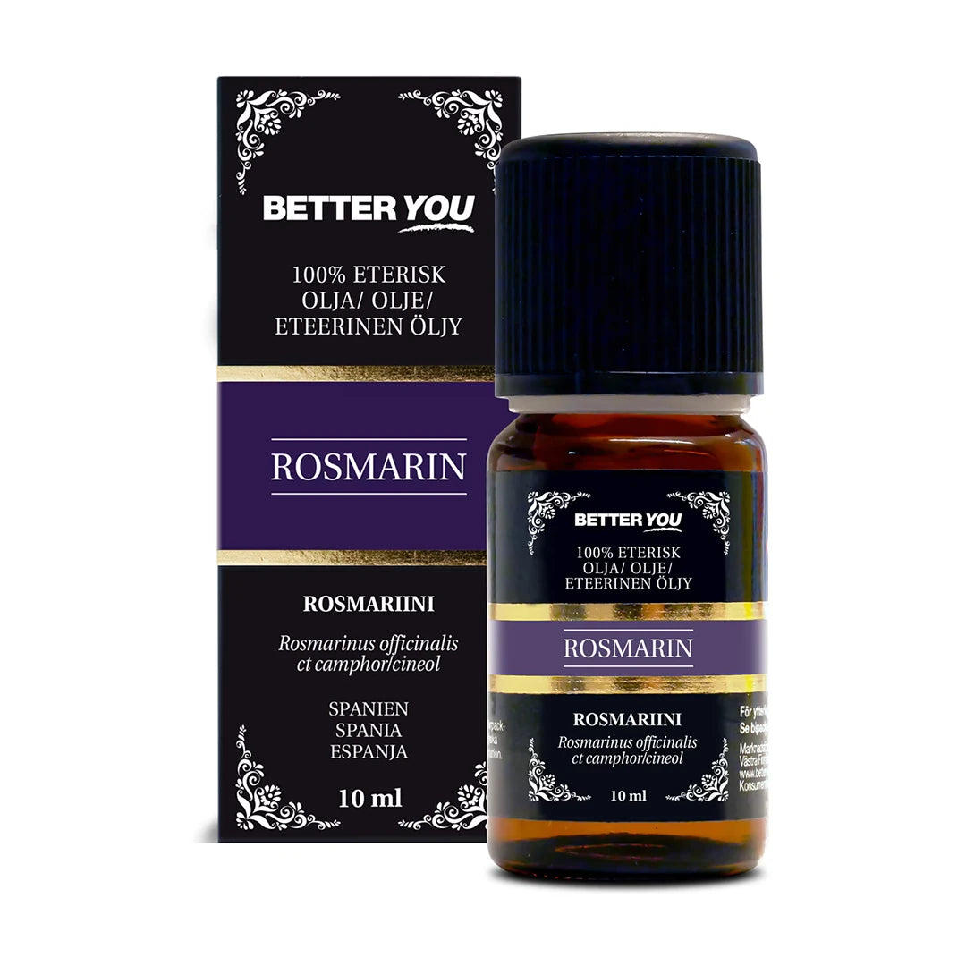 Better You Rosmarinolja EKO Eterisk 10 ml tummanruskeassa lasipullossa, jossa musta etiketti liloilla yksityiskohdilla, alkuperäispakkauksen vieressä.