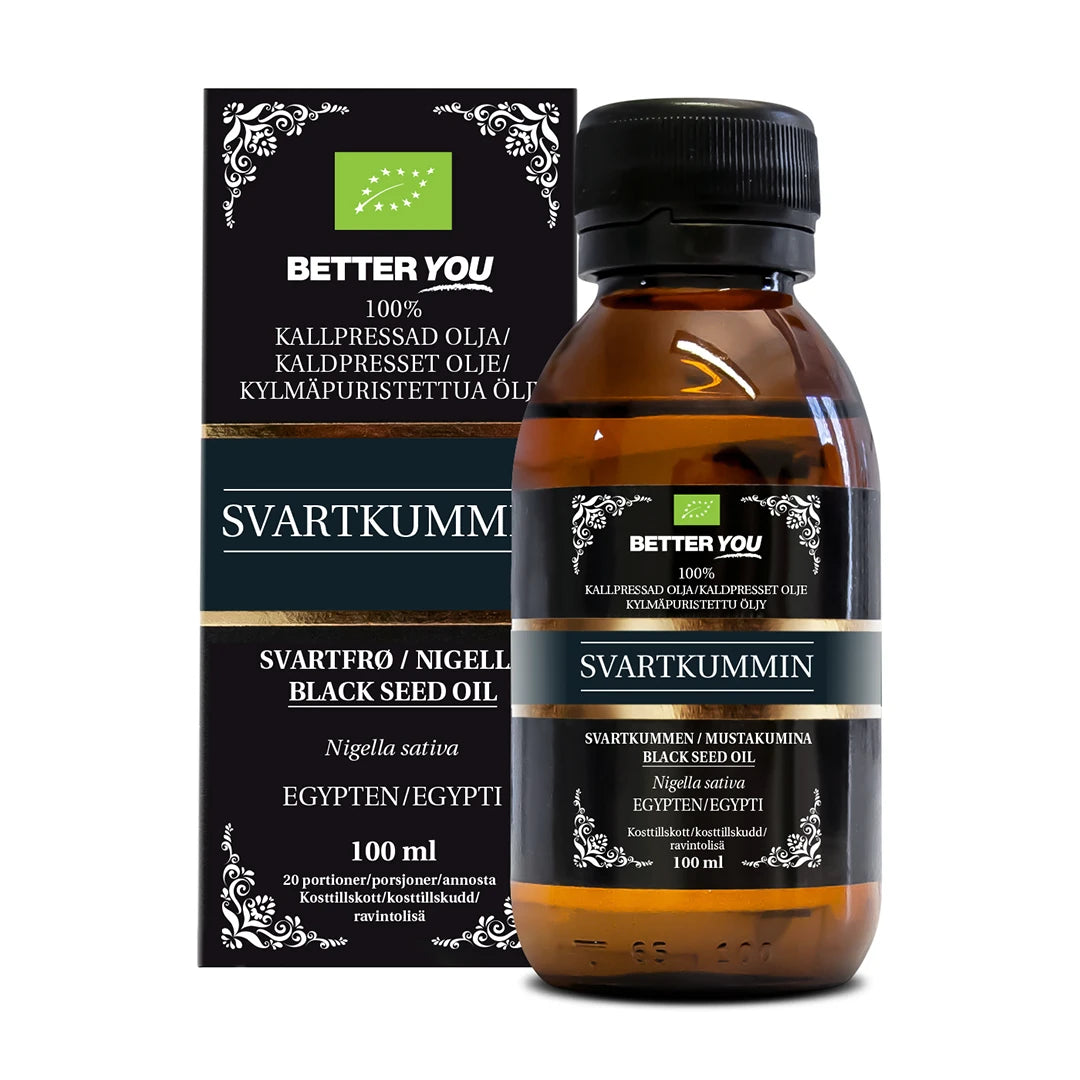 Better You Svartkumminolja EKO Kallpressad 100 ml tummassa lasipullossa mustan pakkauksensa vieressä.