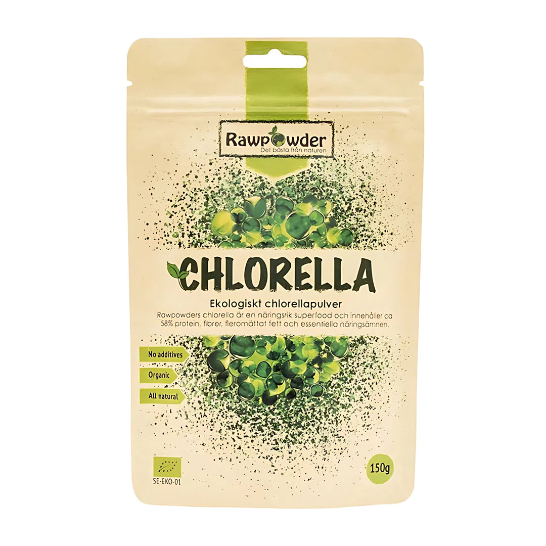 Rawpowder Chlorella pulver 150 g beigessä pussissa, jossa on vihreitä yksityiskohtia ja chlorella-kuvituksia.
