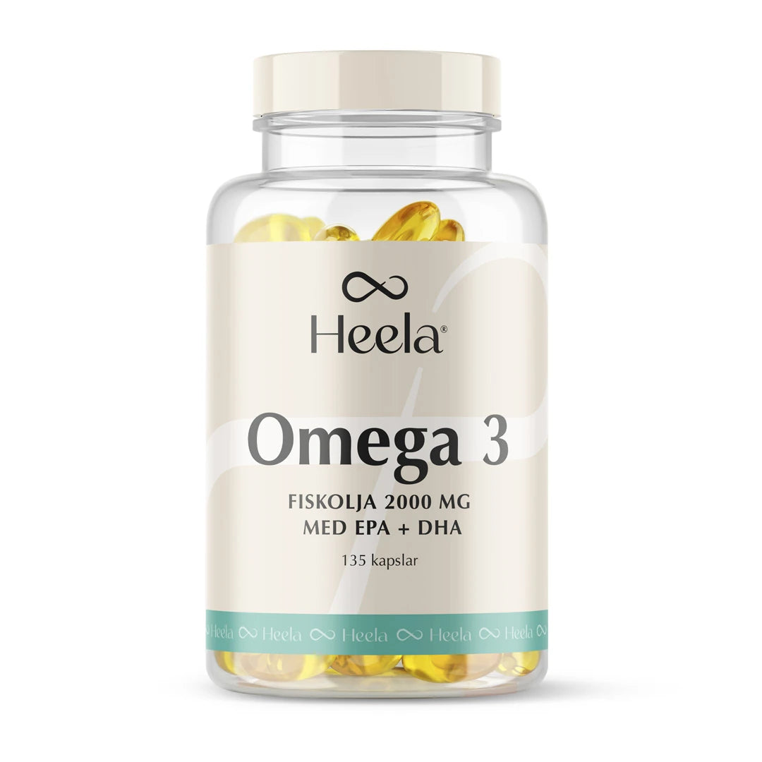 Heela Omega 3 - 135 caps -kalaöljyä läpinäkyvässä purkissa, jossa on vaalea etiketti ja keltaisia geelikapseleita.