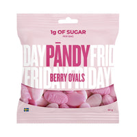 Pändy Candy 50 g Berry Ovals vaaleanpunaisessa karkkipussissa, jonka pohjalla on pinkkejä ja valkoisia vaahtokarkkeja.