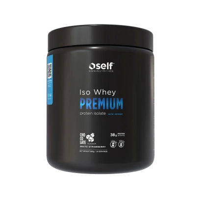 Musta purkki Self Omninutrition Iso Whey Premium 800 g -proteiinijauhetta maussa White Chocolate Strawberry.