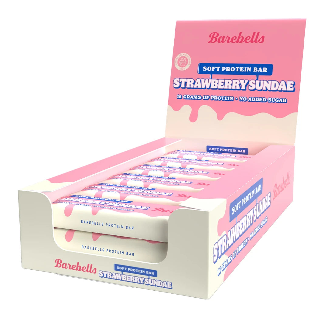 12 x Barebells Soft Bar 55 g Strawberry Sundae vaaleanpunaisessa laatikossa, jossa on pakattuja proteiinipatukoita.