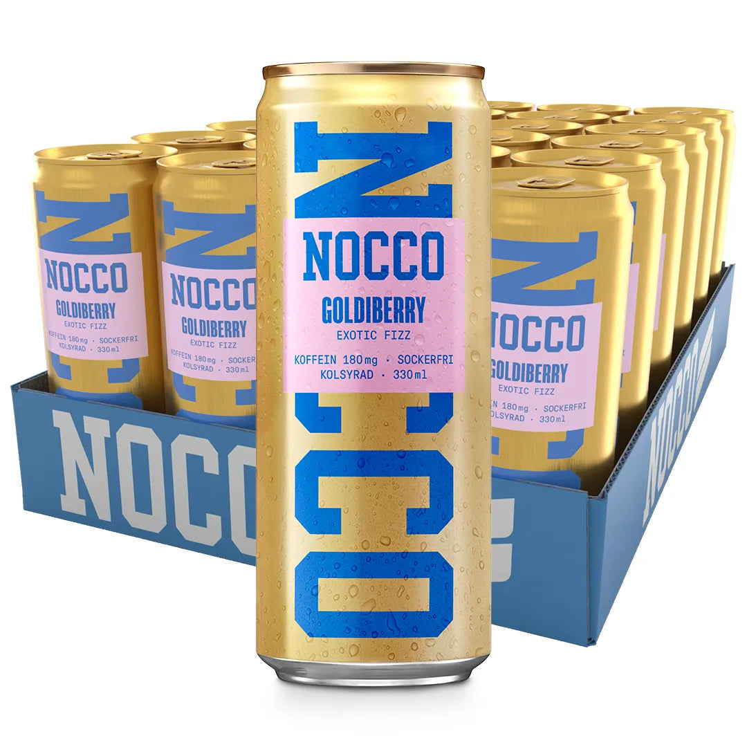 24 x NOCCO Goldiberry 330 ml sinisellä lavalla kultaisia energiajuomatölkkejä sinisillä ja pinkeillä yksityiskohdilla.