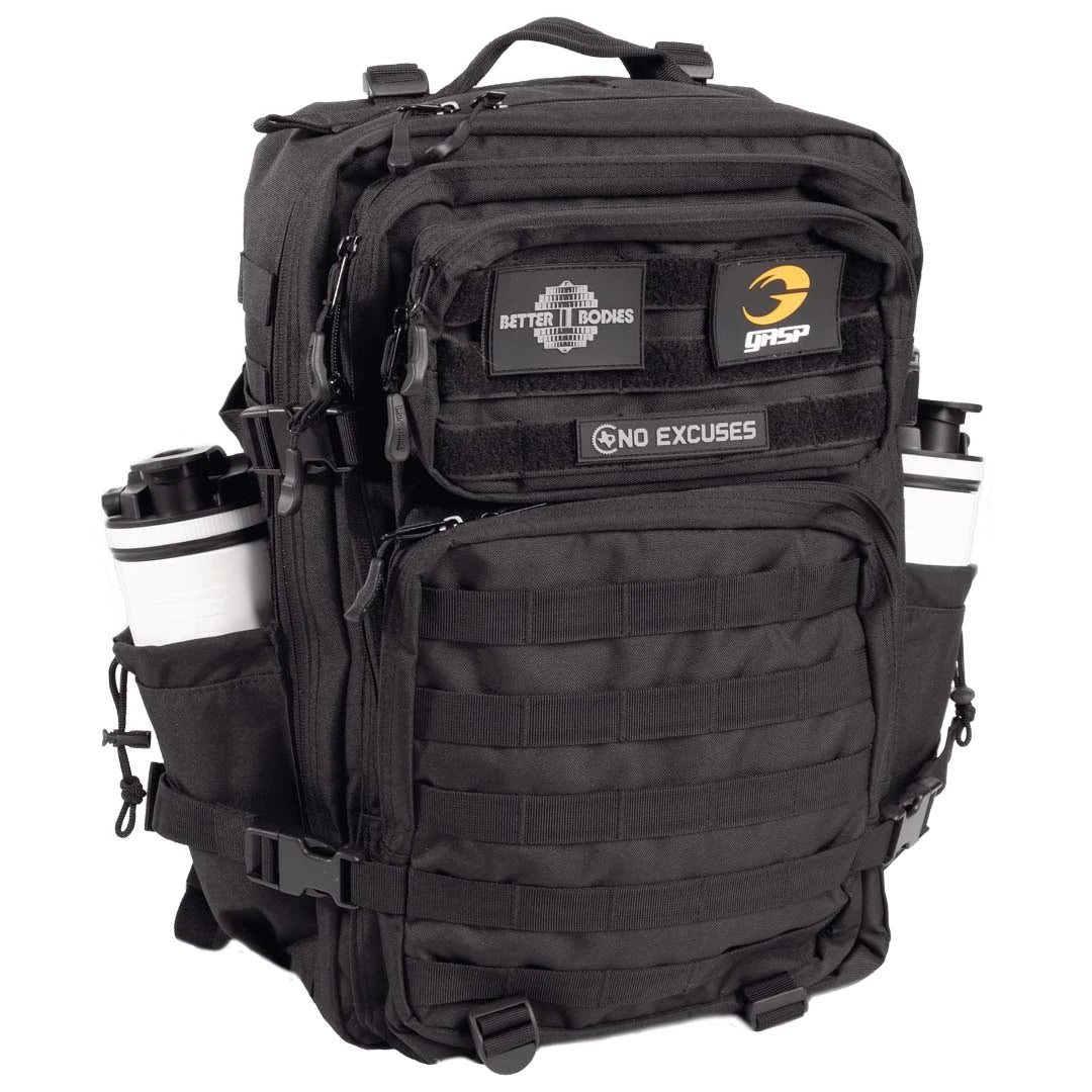 Musta Better Bodies Tactical Backpack Black -polyesterireppu, jossa on taktisia taskuja, merkkejä ja tilaa shakereille.