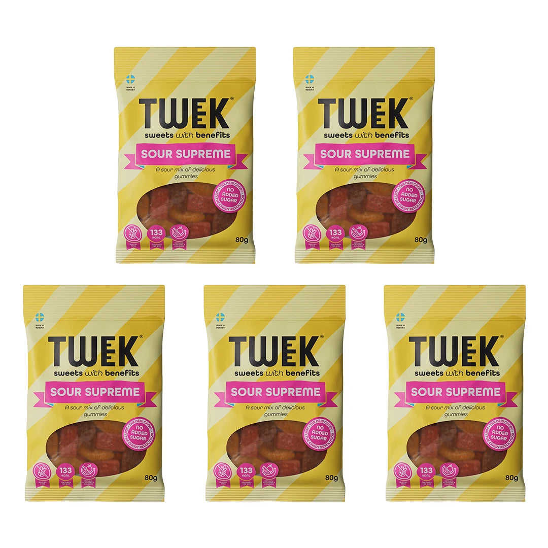 Viisi pussia 5 x Tweek Sweets 80 g Sour Supreme -karkkeja kelta-valkoraitaisella kuviolla ja pinkeillä yksityiskohdilla.