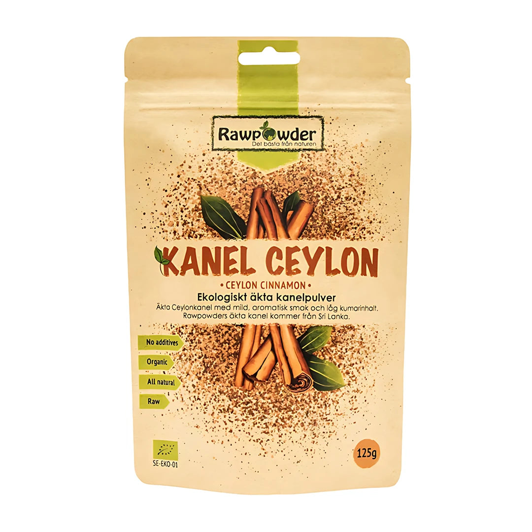 Rawpowder Kanel Ceylon 125 g -luomukanelijauhe beigessä pussissa, jossa on kanelitankojen ja vihreiden lehtien kuvia.