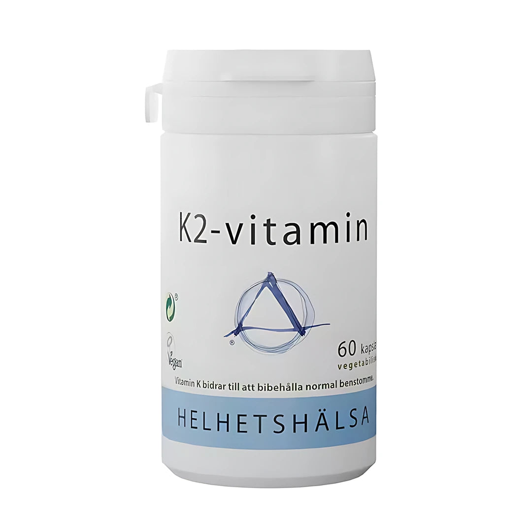 Helhetshälsa K2 Vitamin 60 caps valkoisessa muovipurkissa tyylikkäillä tumman- ja vaaleansinisillä yksityiskohdilla.