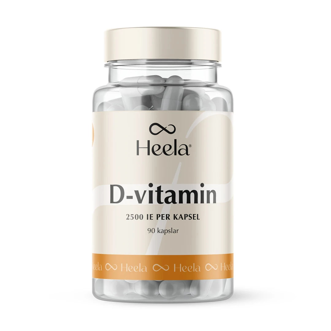 Heela D-vitamin 2500ie 90 caps läpinäkyvässä purkissa, jossa valkoinen korkki ja vaalea etiketti oranssein yksityiskohdin.