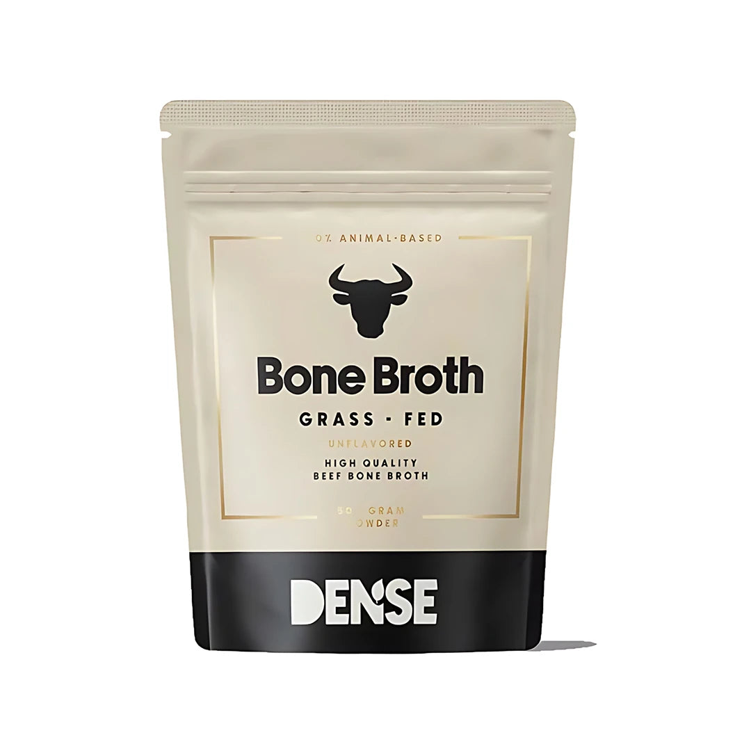 Dense Bone Broth 500 g -luuliemijauhe ruohoruokitusta naudasta beigessä pussissa mustilla ja kultaisilla yksityiskohdilla.