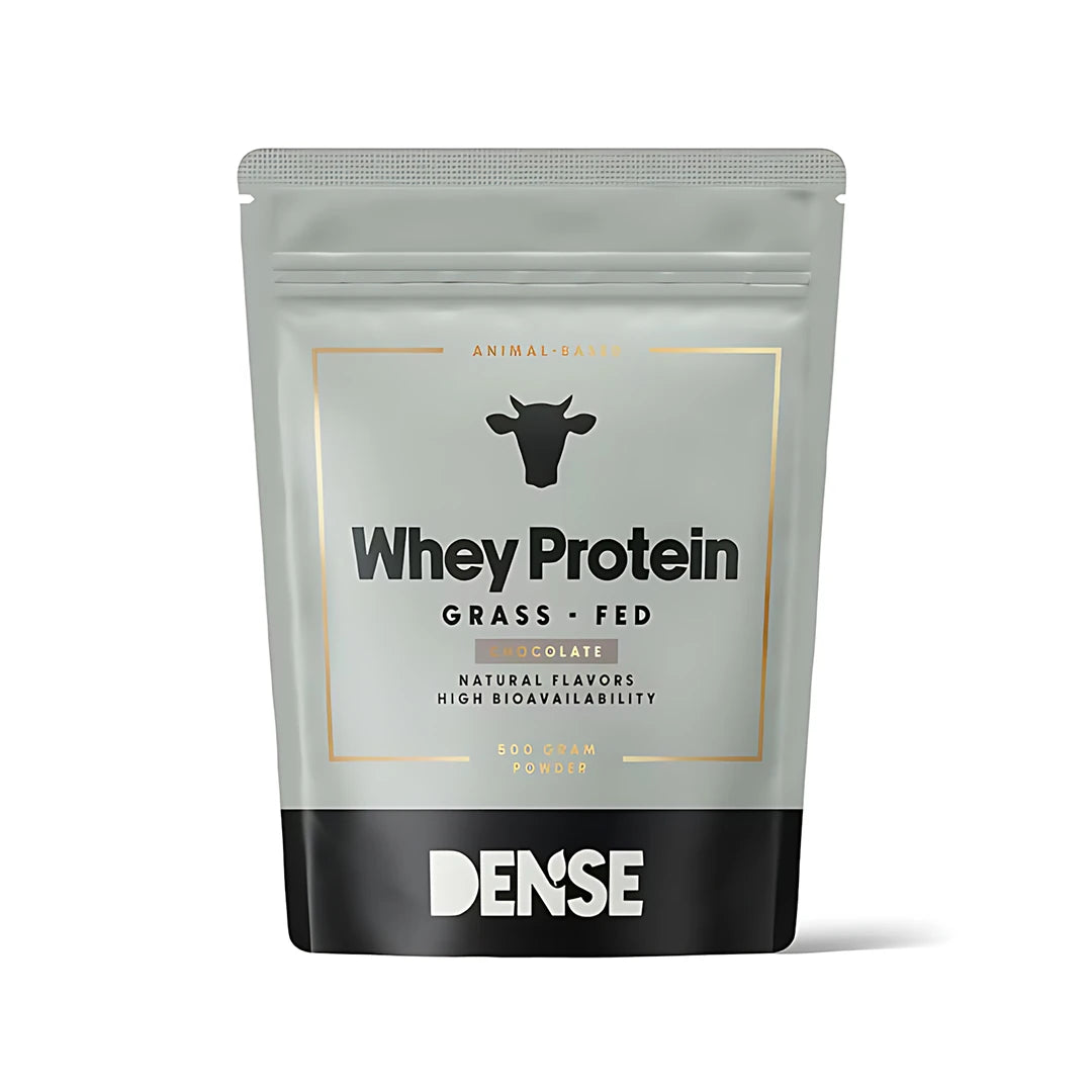 Harmaa pussi Dense Vassleprotein 500 g -proteiinijauhetta mustilla ja kullanvärisillä yksityiskohdilla.