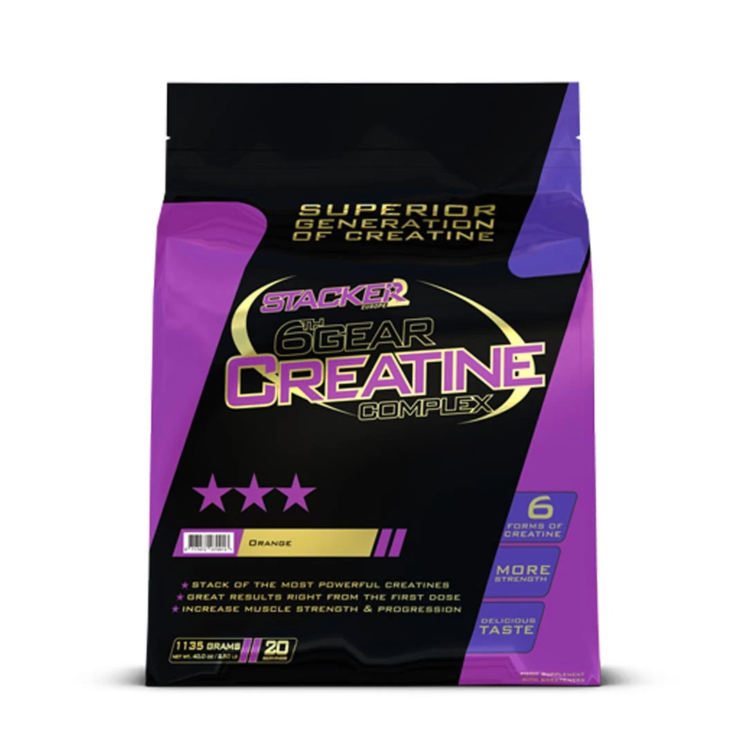 Stacker2 6Th Gear Creatine Lemon 1135 g -kreatiinisekoitus lilassa ja mustassa pussissa kultaisilla yksityiskohdilla.