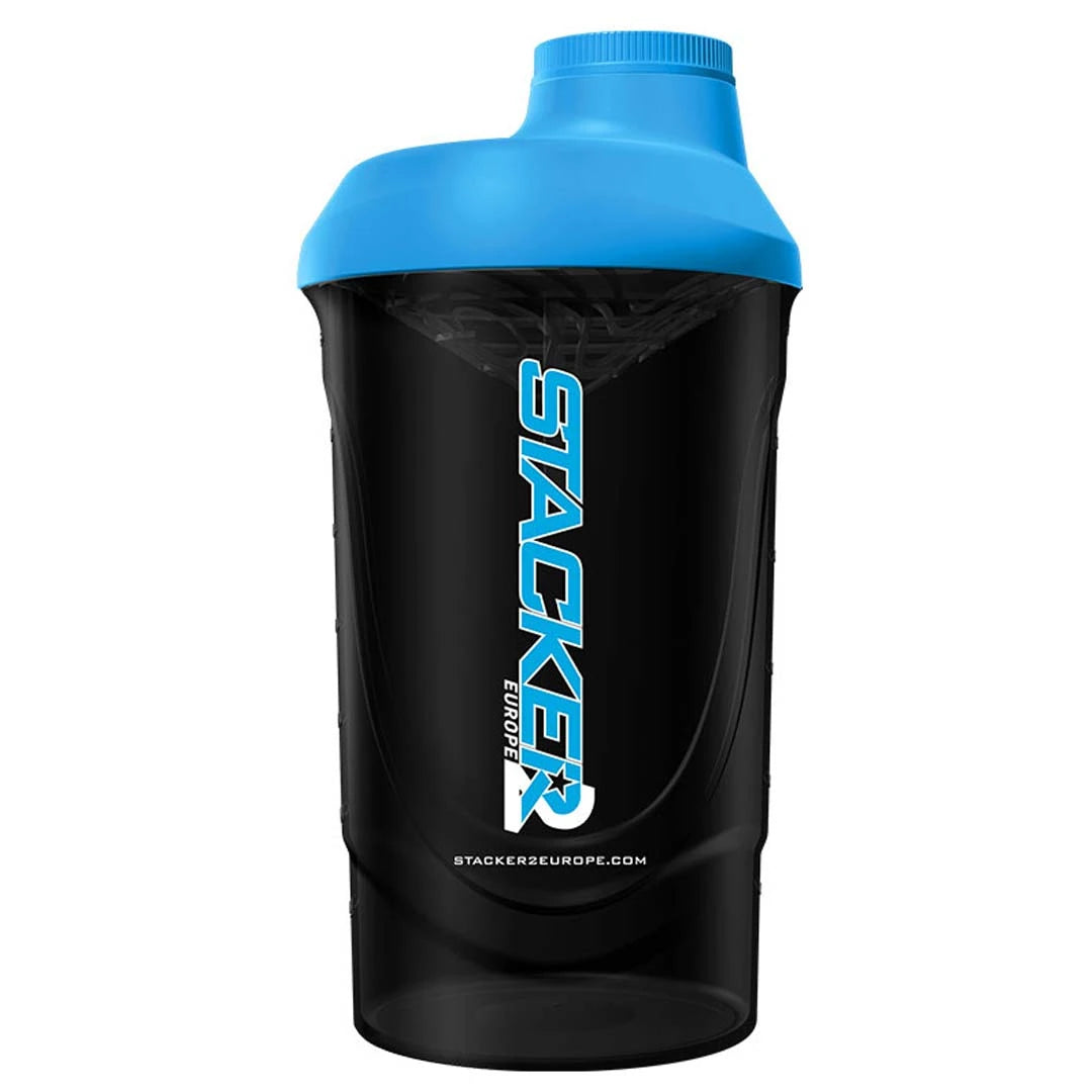 Tyylikäs musta Stacker2 Europe Shaker Bottle 600 ml -shaker vaaleansinisellä kannella ja kierrekorkilla.