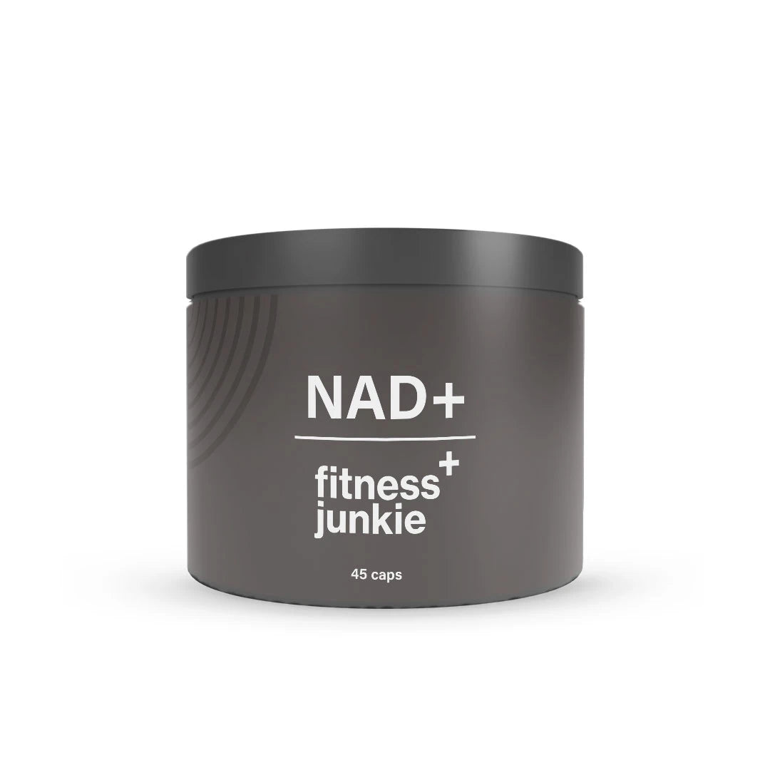 fitnessjunkie NAD+ 45 caps tyylikkäässä tummanharmaassa purkissa, jossa on musta kansi ja valkoinen teksti.