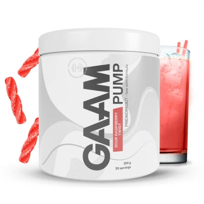 GAAM PUMP 300 g PWO-jauhe valkoisessa purkissa, punaisen juoman ja vadelmakarkkien kera makuna Sour Raspberry Twist.
