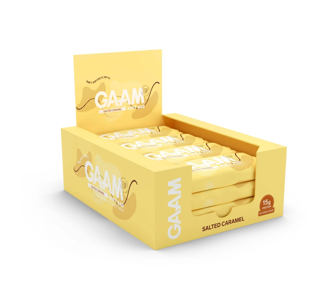 12 x GAAM Soft bar 45 g Salted Caramel keltaisessa esittelylaatikossa, joka on täynnä proteiinipatukoita.