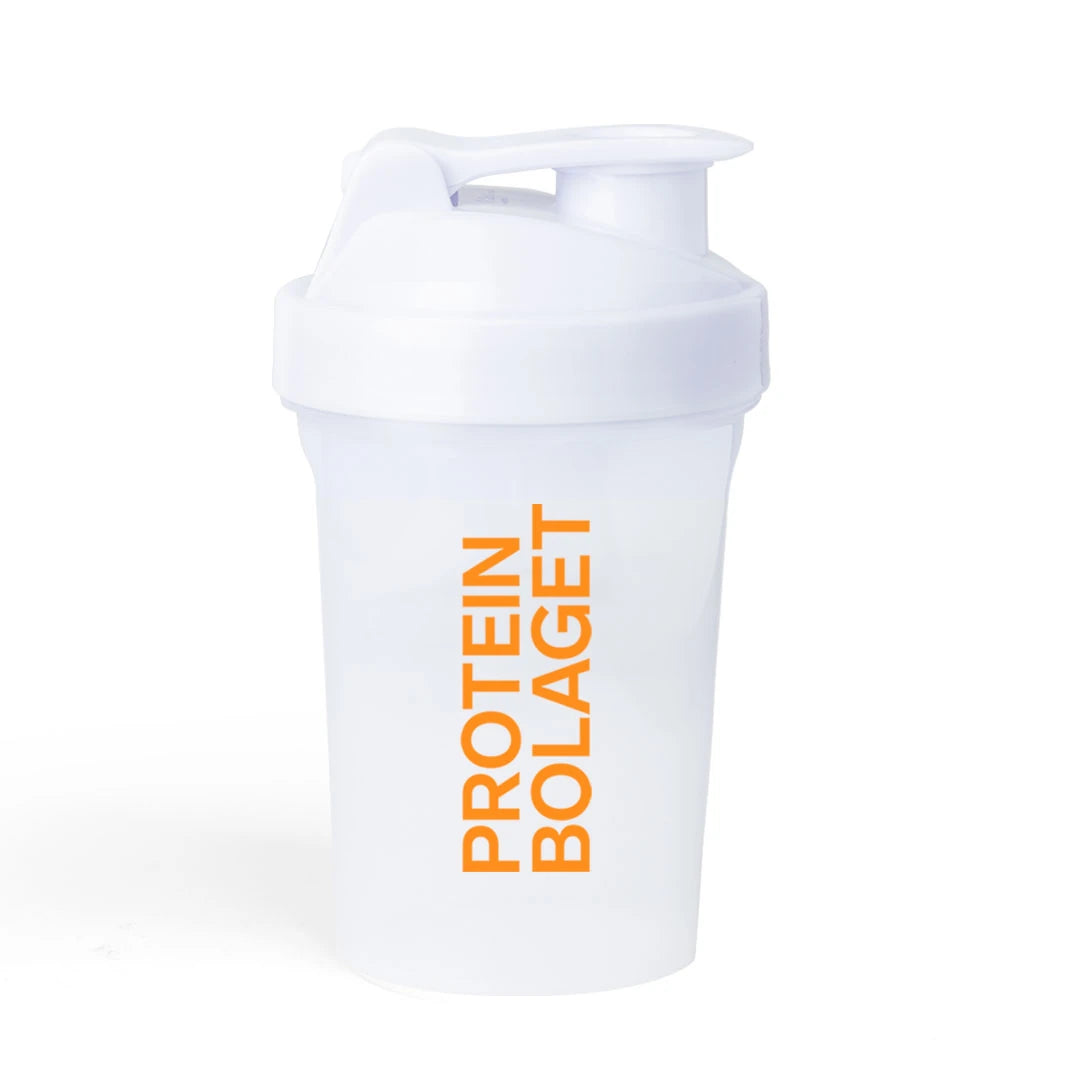 Valkoinen Protein Company Shaker 600 ml oranssilla tekstillä, moderni ja tyylikäs treenitarvike kierrekorkilla.
