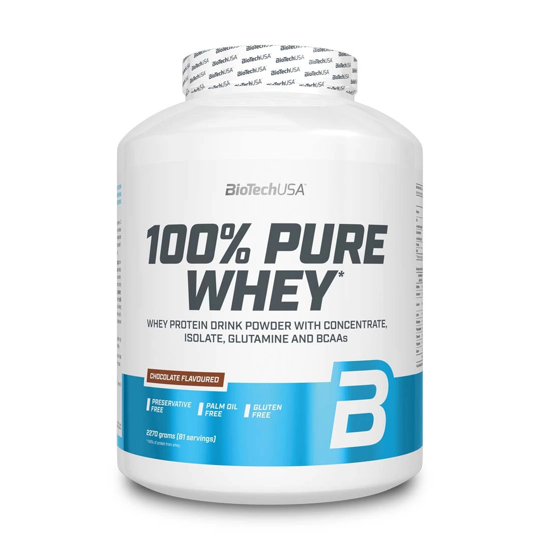Valkoinen purkki suklaanmakuista BioTechUSA 100% Pure Whey 2,27 kg -proteiinijauhetta.