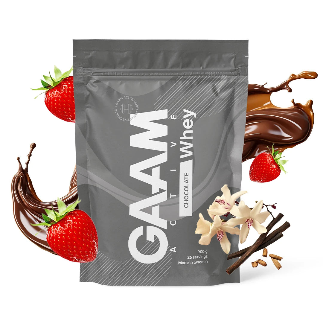 Harmaa pussi GAAM Active Whey 900 g -proteiinijauhetta, jota ympäröivät suklaa, mansikat ja vaniljankukat.