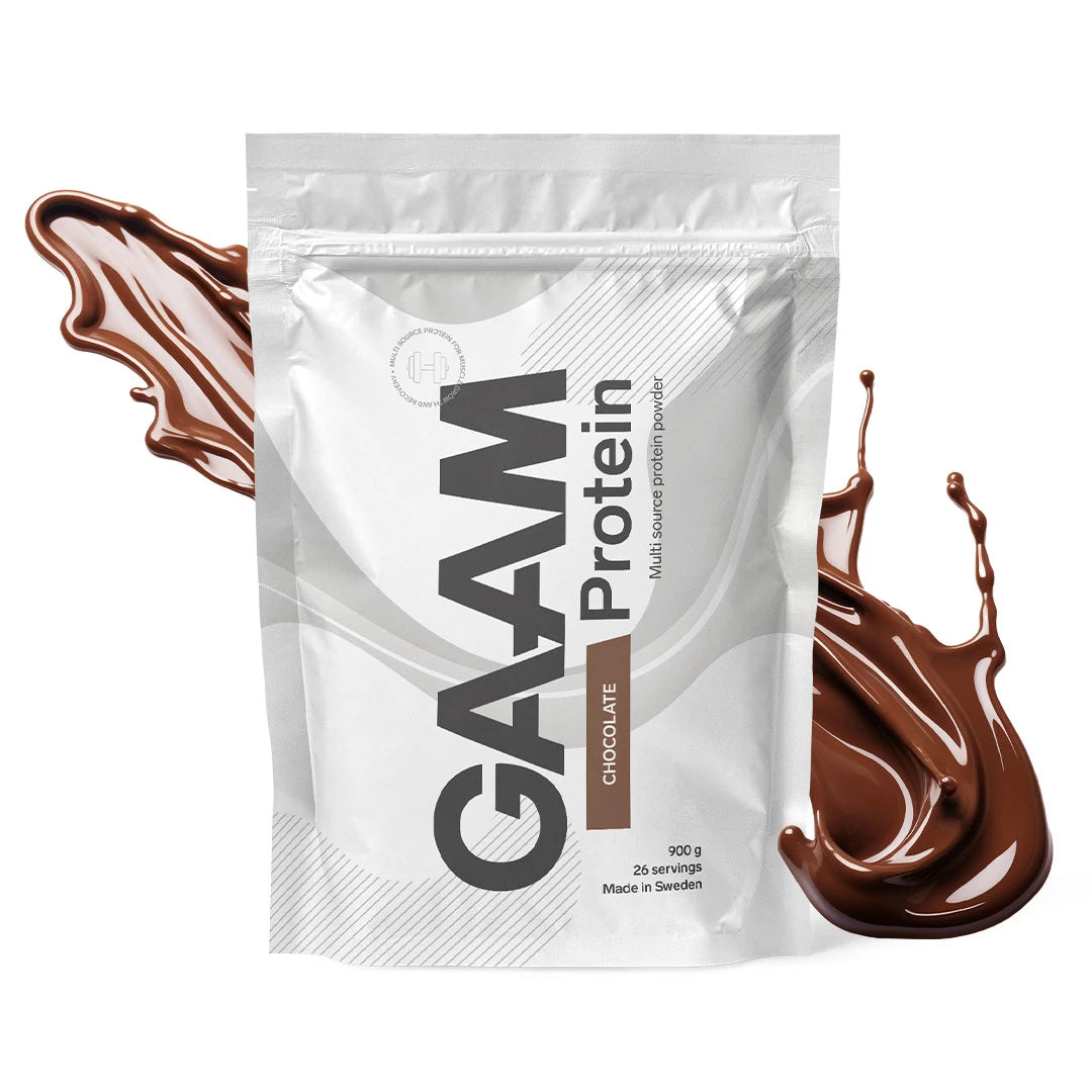 GAAM Protein 900 g -proteiinijauhe valkoisessa pussissa makuna Chocolate, ympärillä roiskuvaa suklaajuomaa.