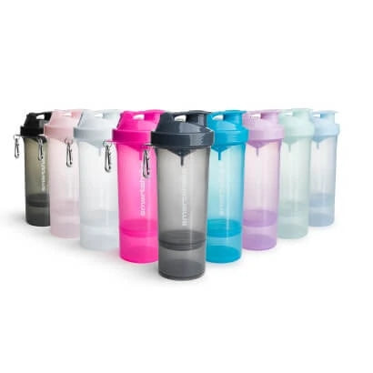 Smartshake Slim 500 ml -muovishaker useissa eloisissa väreissä, tummanharmaa versio etualalla.