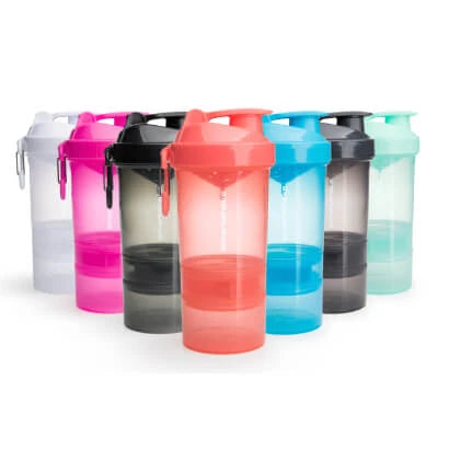 Smartshake Original2Go 600 ml -shaker useissa eri väreissä, säilytyslokeroilla ja karbiinihaalla.