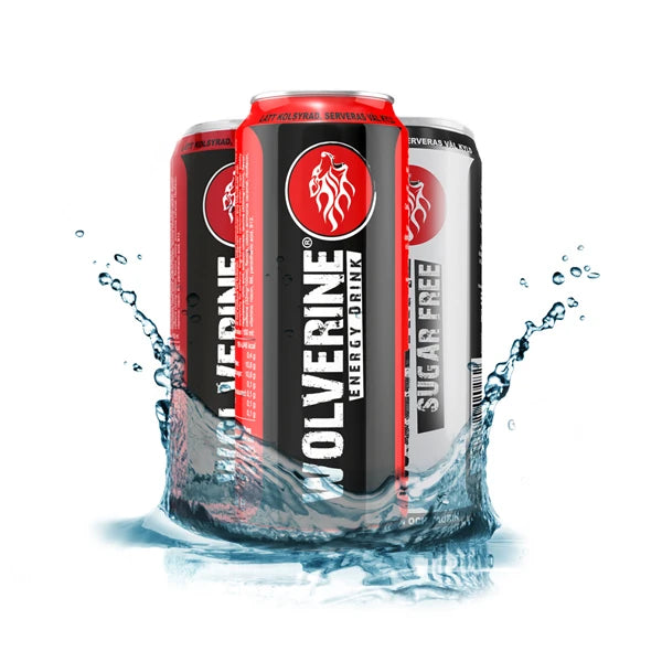 Kolme tölkkiä Wolverine Energy Drink 250 ml -energiajuomaa original ja sockerfri -mauissa raikkaassa vesiroiskeessa valkoisella taustalla.