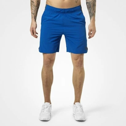 Better Bodies Brooklyn Shorts Strong Blue, siniset miesten treenishortsit kudotusta polyesteristä mallin yllä.