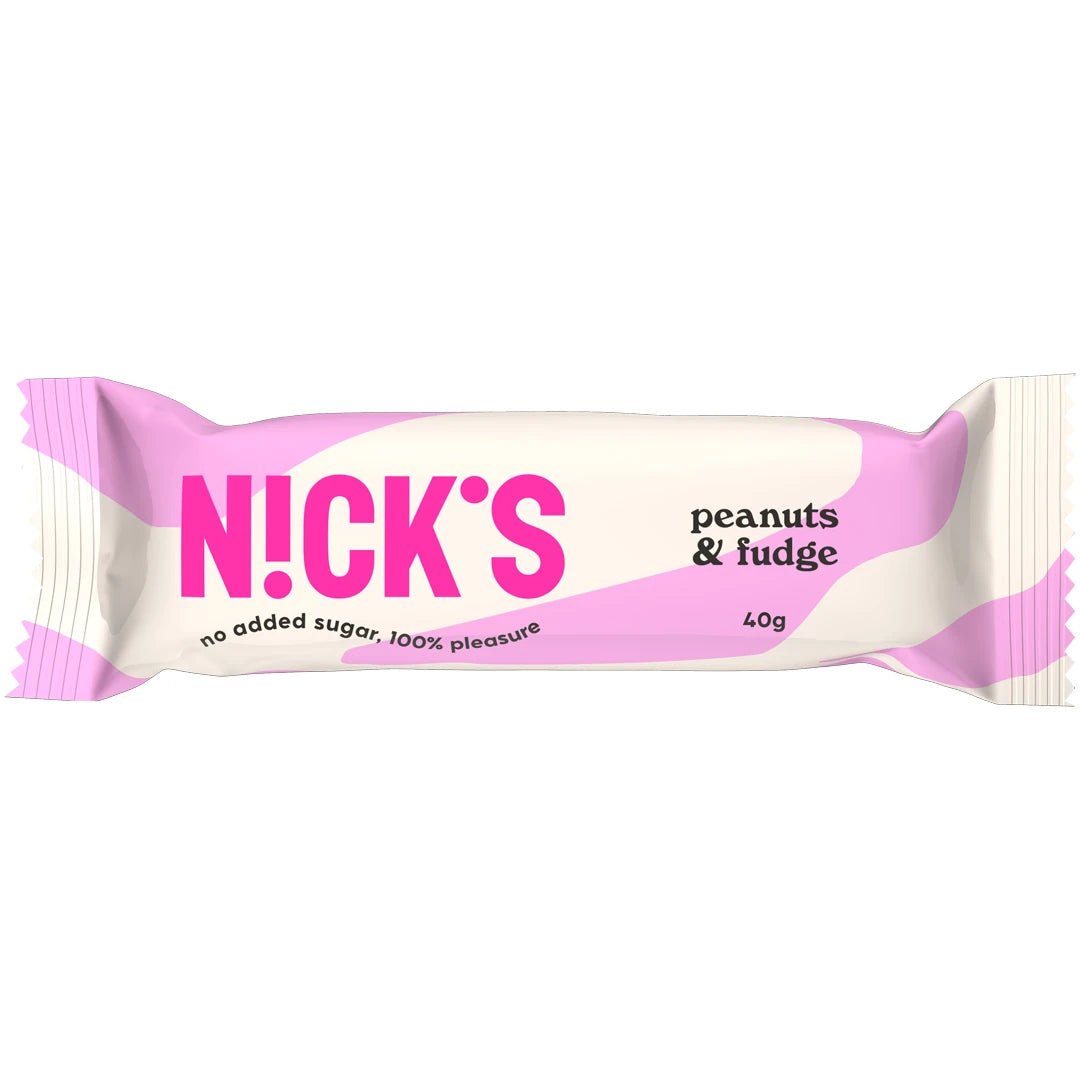 Nicks Peanuts & fudge 40 g -suklaapatukka valkoisessa pakkauksessa vaaleanpunaisilla yksityiskohdilla.