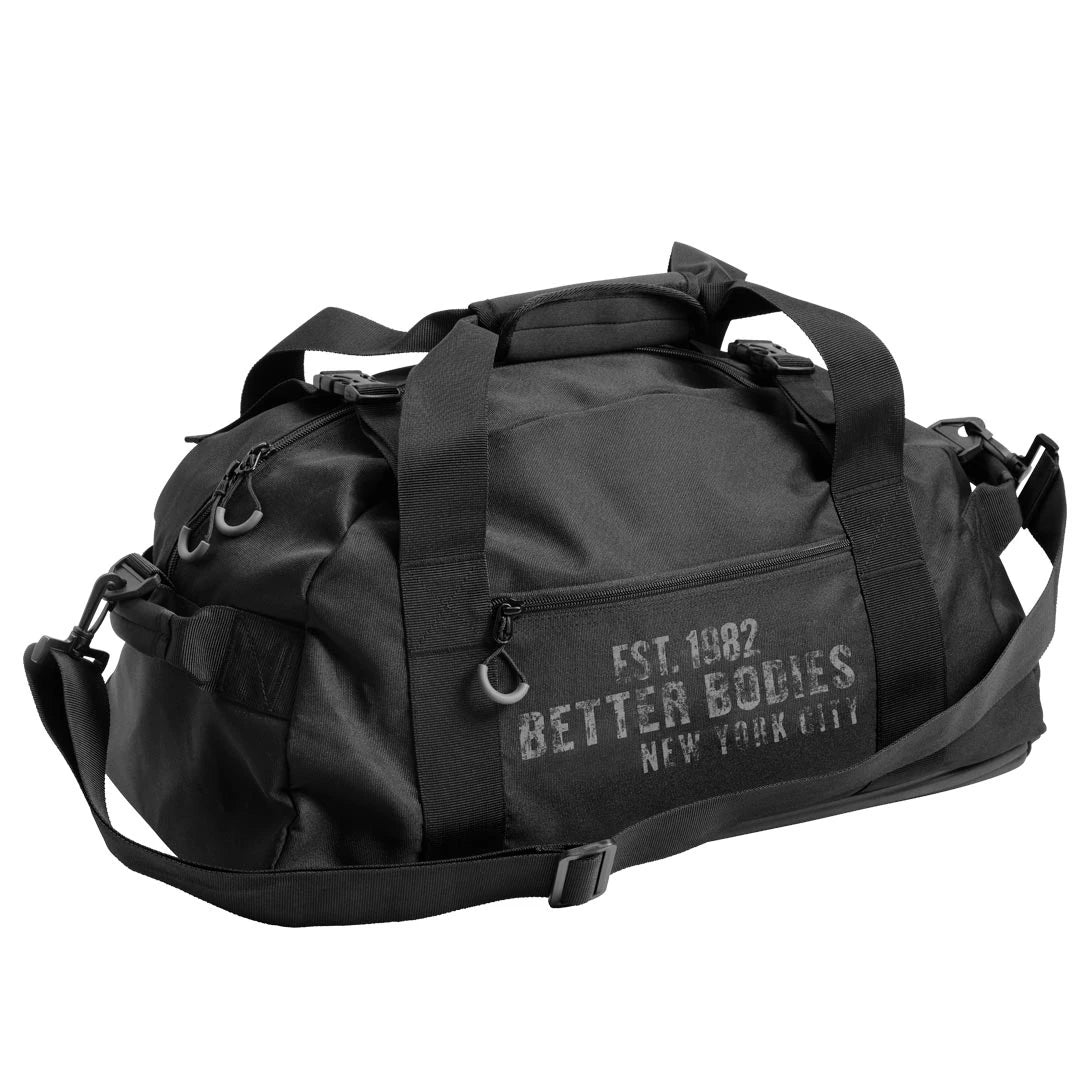 Musta Better Bodies BB Gym Bag Black -treenikassi kestävästä polyesteristä painetulla logolla.