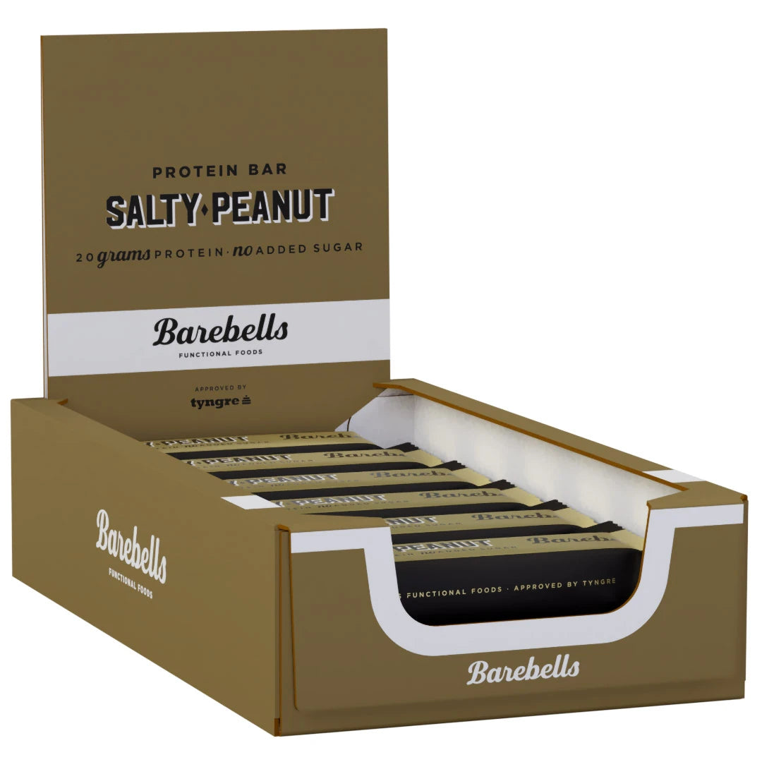12 x Barebells Protein Bar 55 g Salty Peanut vaaleanruskeassa pahvilaatikossa, jossa on valkoisia ja mustia yksityiskohtia.