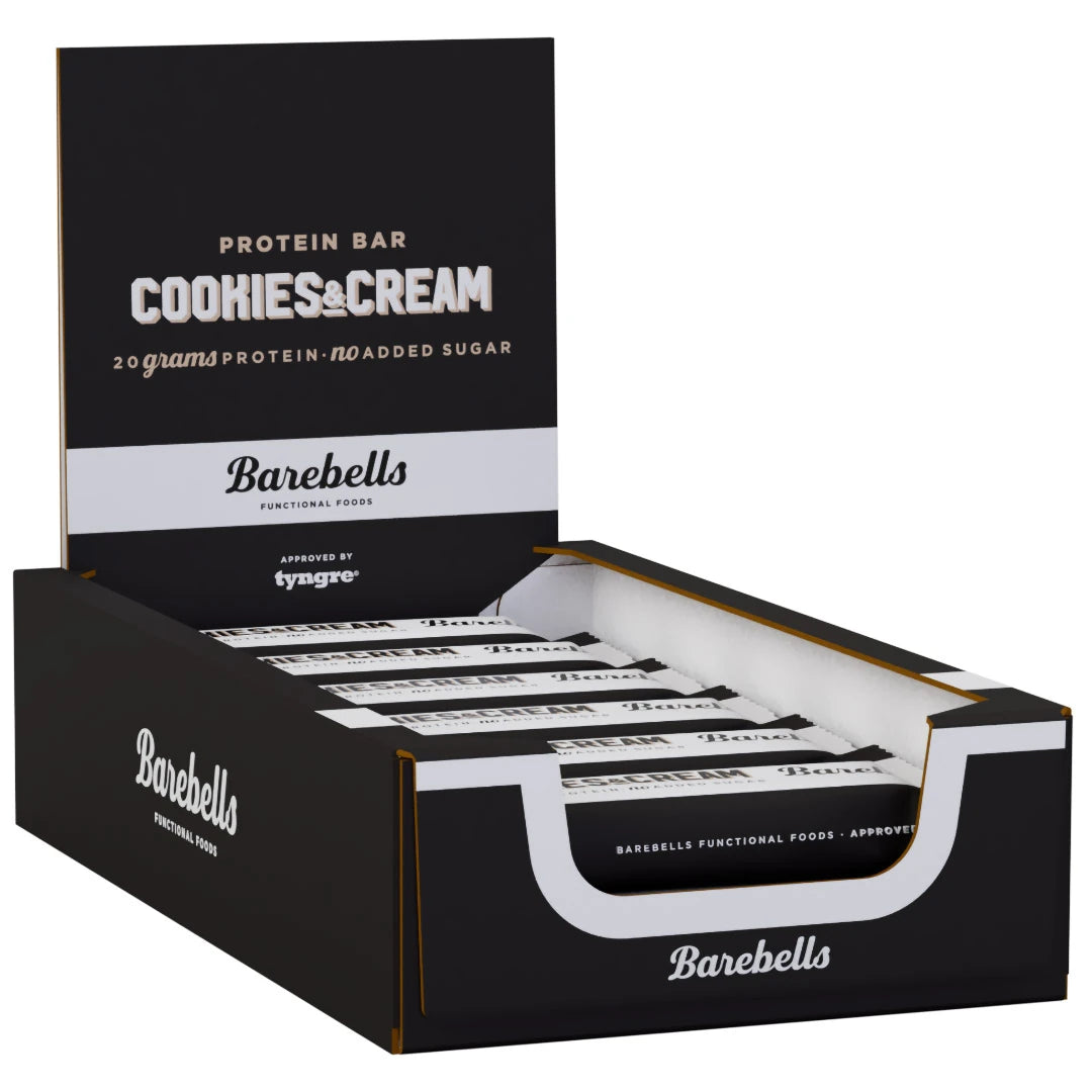 12 x Barebells Protein Bar 55 g Cookies & Cream mustavalkoisessa esittelylaatikossa täynnä proteiinipatukoita.