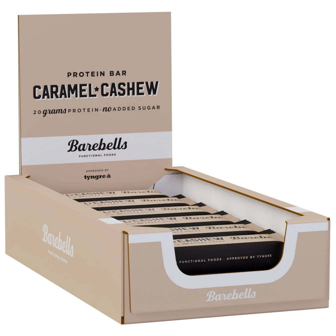 12 x Barebells Protein Bar 55 g Caramel and Cashew beigessä esittelylaatikossa, jossa on mustia ja beigejä proteiinipatukoita.