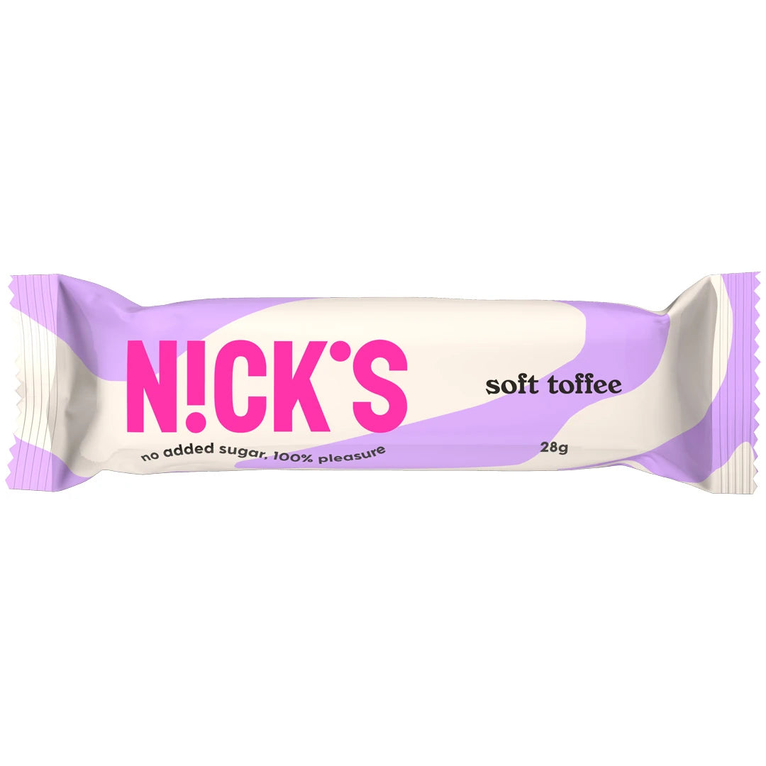 Nicks Soft Toffee 28 g -suklaapatukka ilman lisättyä sokeria valko-lilassa pakkauksessa vaaleanpunaisella logolla.