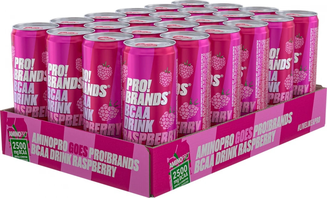 24 x Pro Brands BCAA Drink 330 ml Raspberry violetinpinkissä laatikossa täynnä vadelmanmakuisia tölkkejä.