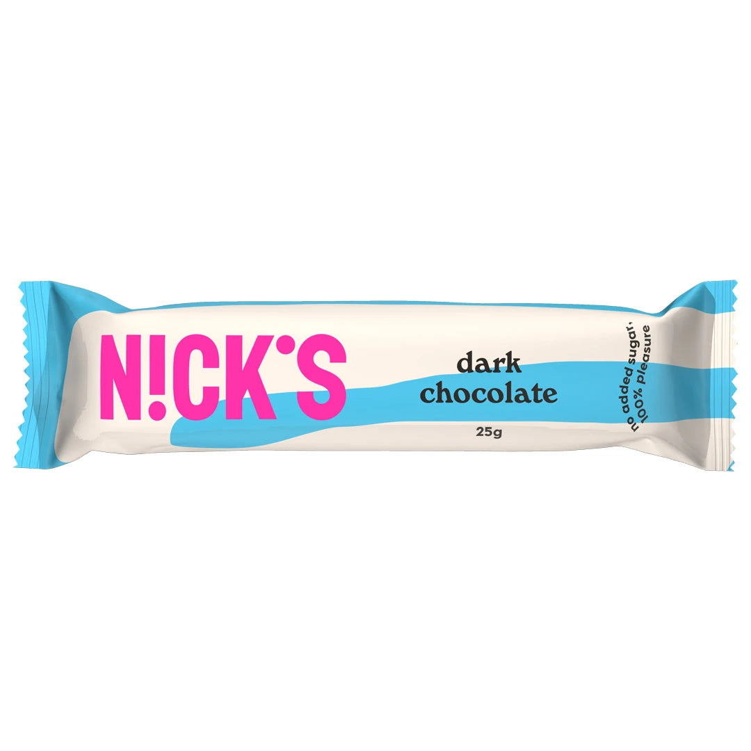Nicks Dark Chocolate 25 g -suklaapatukka valkoisessa kääreessä, jossa on vaaleansinisiä raitoja ja pinkki logo.