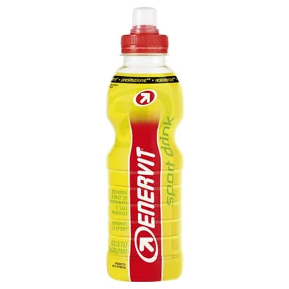 Enervit Sport Drink 500 ml -urheilujuoma muovipullossa, jossa on punainen urheilukorkki ja keltaista nestettä.