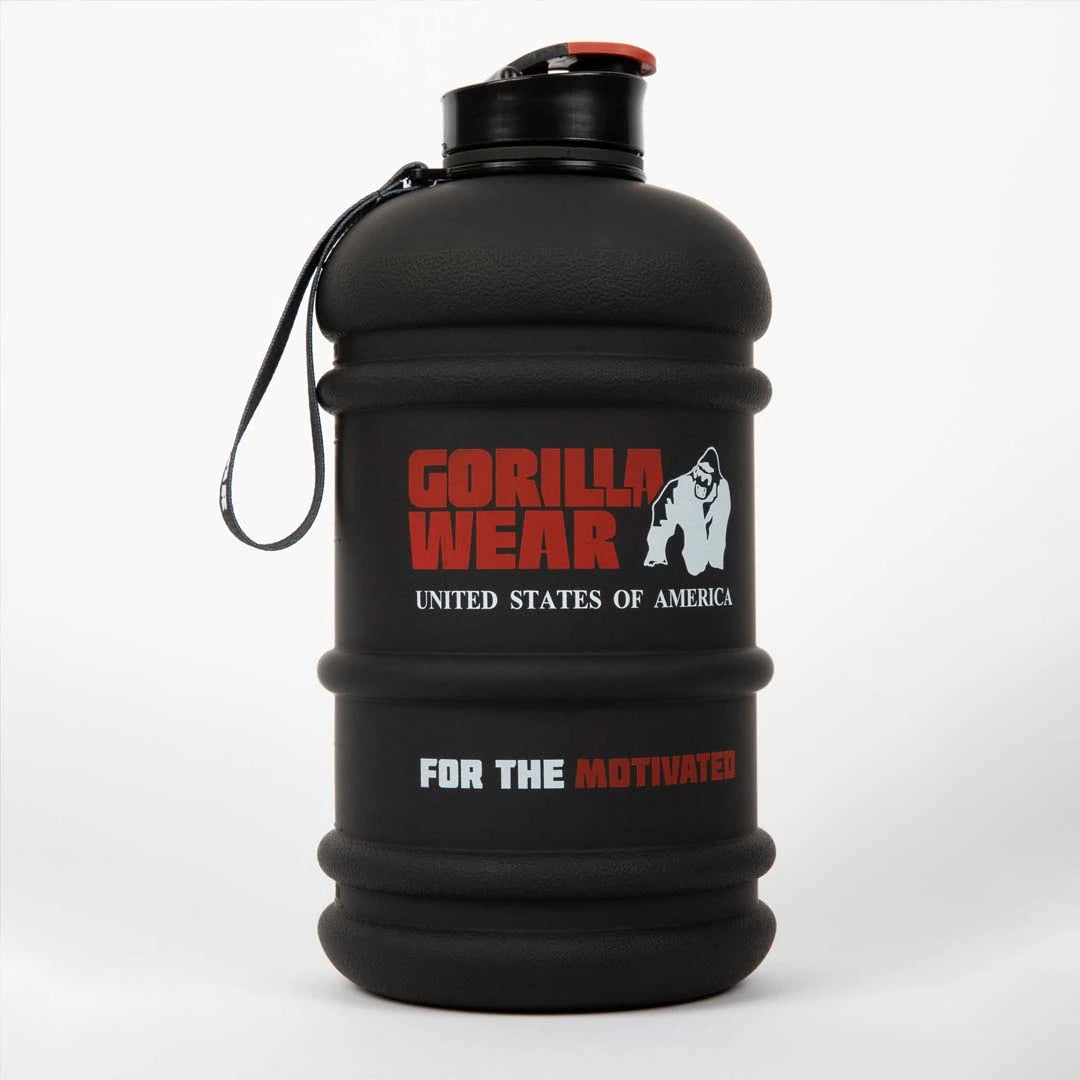 Musta Gorilla Wear Water Jug 2.2 L punaisella logolla, kantohihnalla ja kääntökannella treeniin.