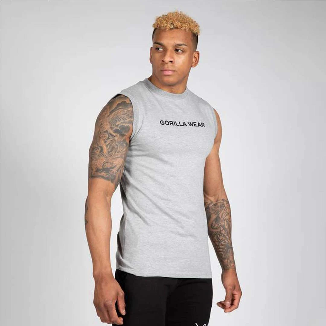 Gorilla Wear Sorrento Sleeveless T-Shirt Grey on harmaa, hihaton ja slim fit -mallinen puuvillapaita miesmallin yllä., kuva 7/8