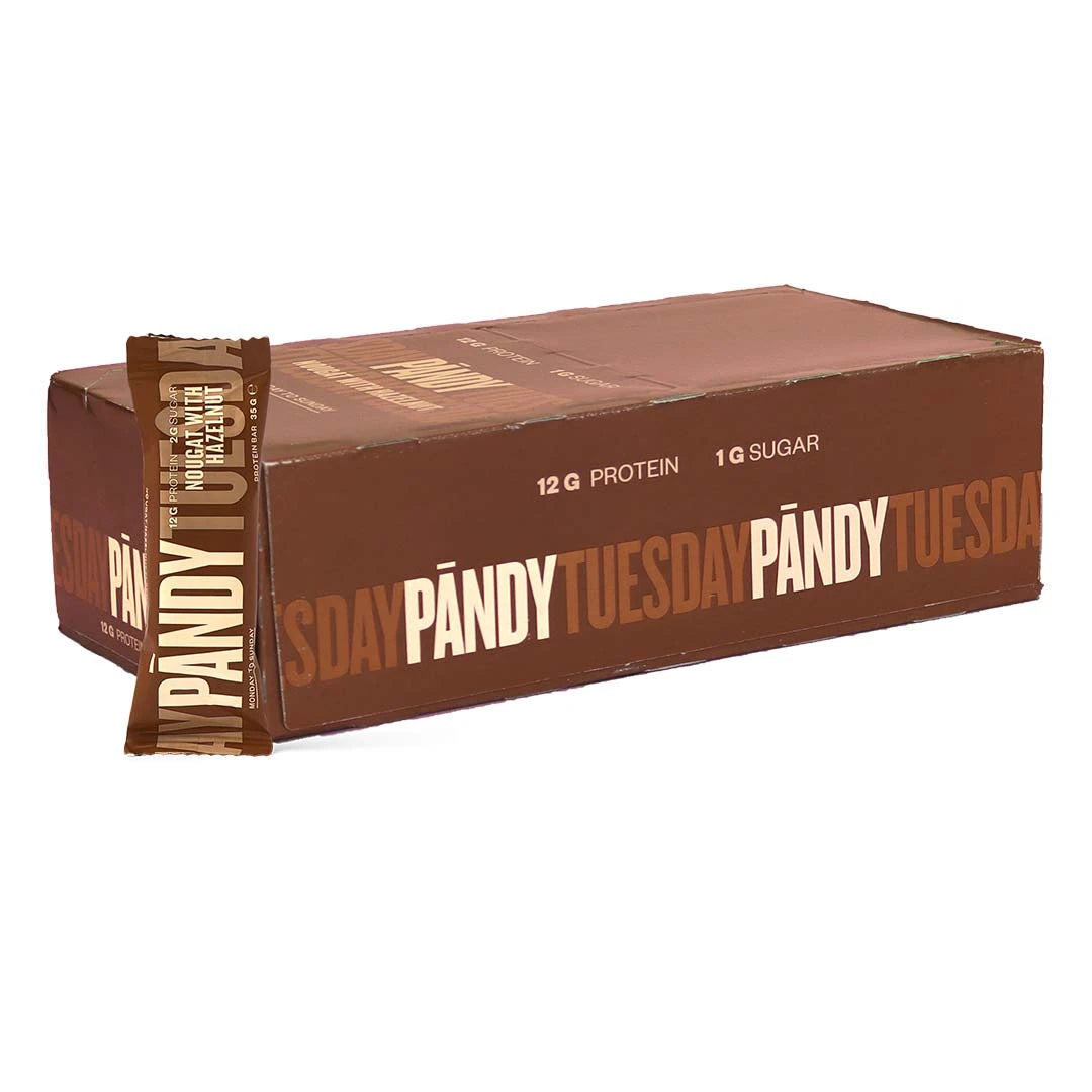 18 x Pändy Protein Bar 35 g Nougat with Hazelnut ruskeassa laatikossa, jonka edessä on vastaava proteiinipatukka., kuva 1/1